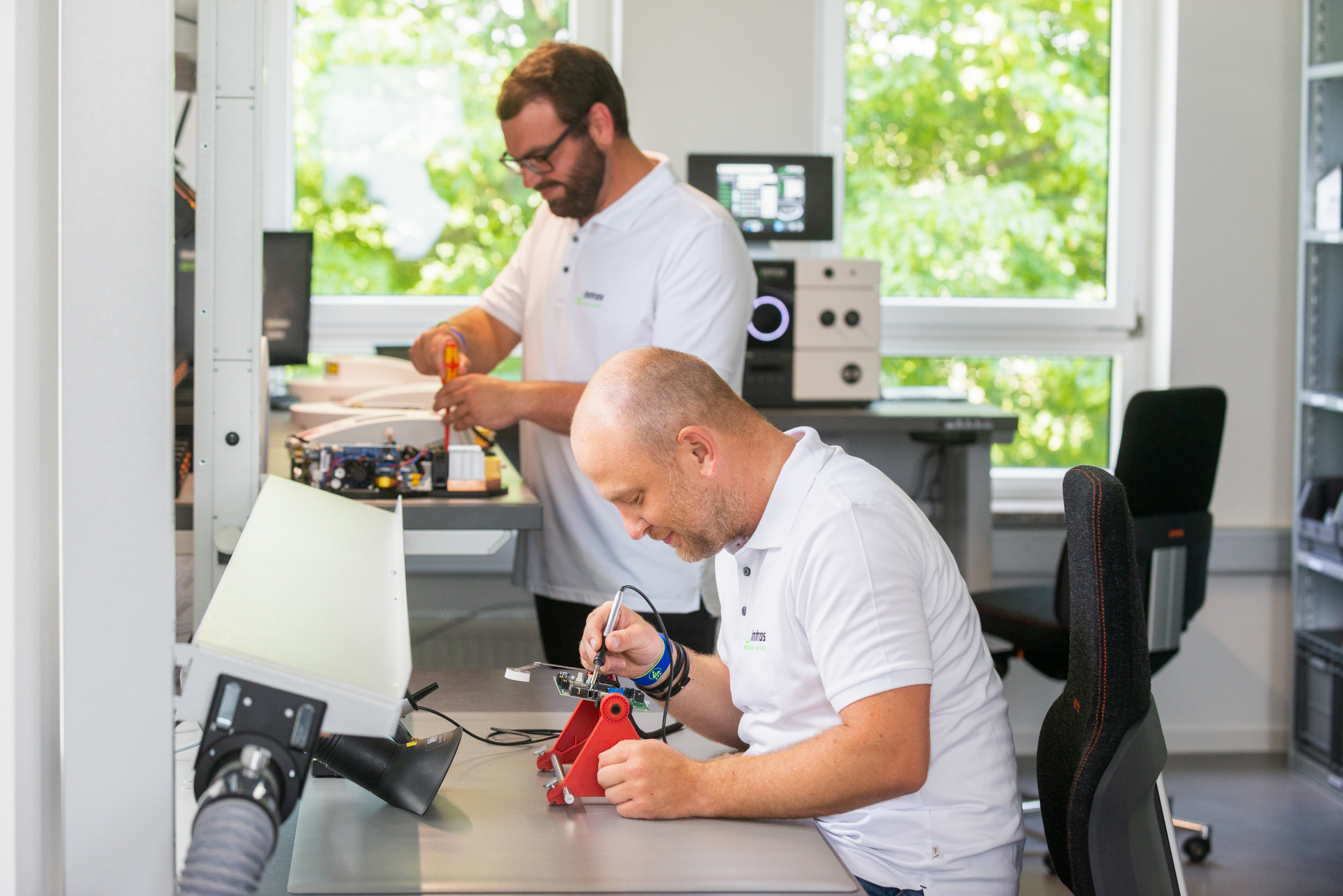 Vorort-Service in der Praxis, Beratung und technischer Support bei der intros Medical Laser GmbH