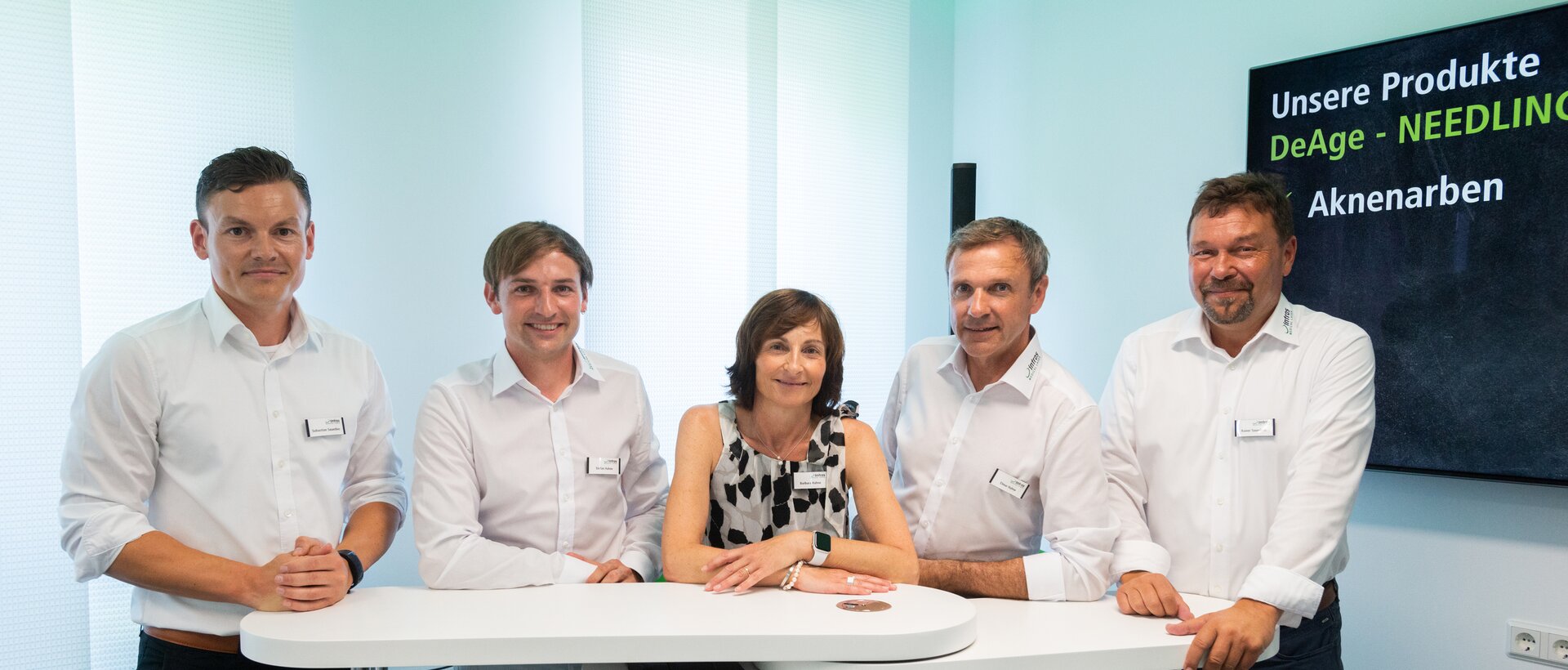 Die Geschäftsführer mit Teammitgliedern der intros Medical Laser GmbH