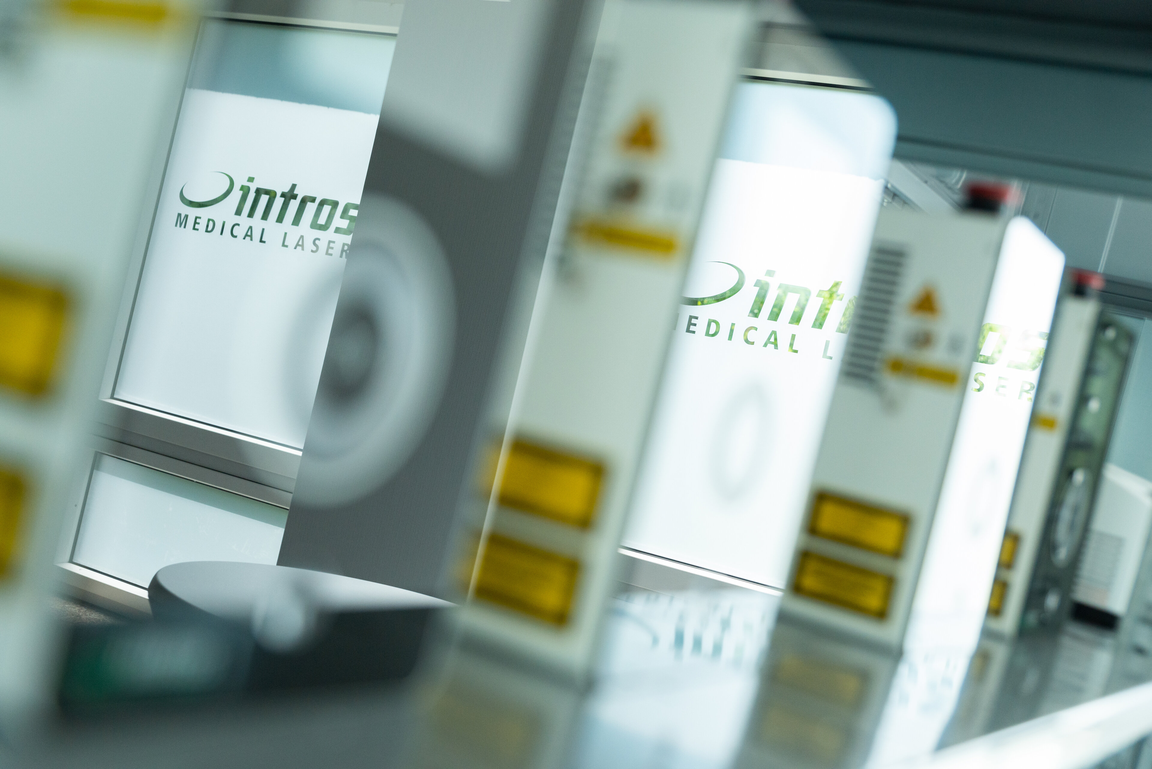 Spiegelungen in den Frontseiten der Lasergeräte der intros Medical Laser GmbH