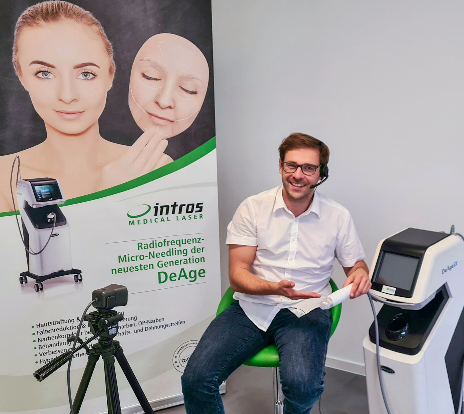 Mitarbeiter des Unternehmens intros mit Headset und Kamera bei einer Online-Produktschulung