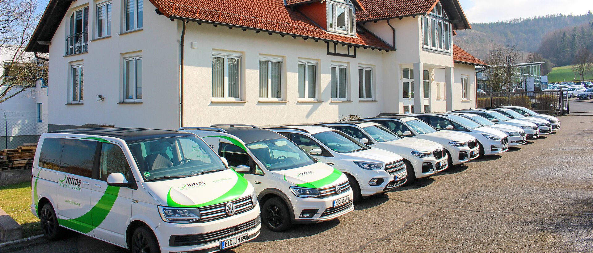 Außenaufnahme des Firmensitzes und es Fuhrparks der intros Medical Laser GmbH in der Rudolf-Diesel-Straße 3 in Heilbad Heiligenstadt