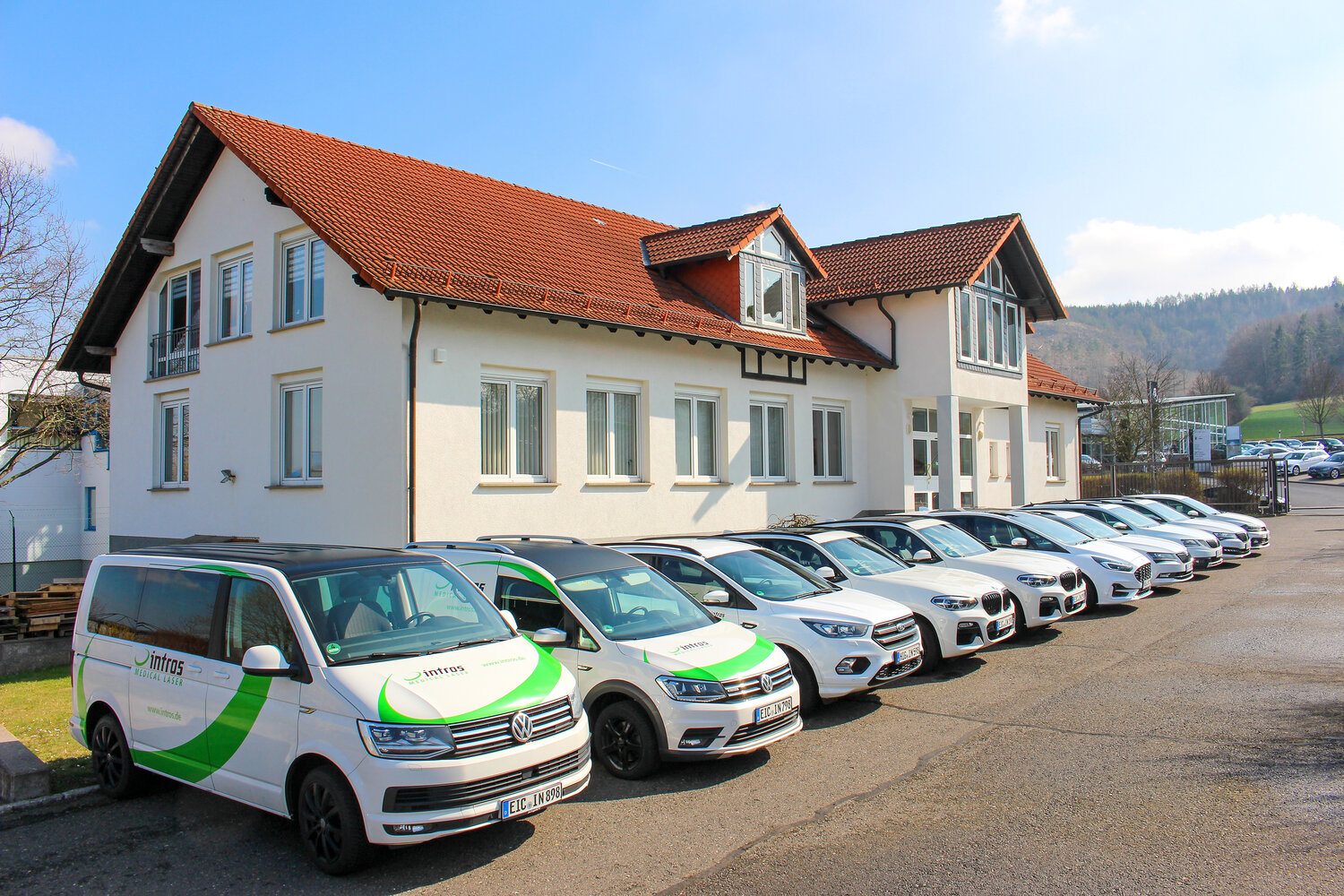 Außenaufnahme des Firmensitzes und es Fuhrparks der intros Medical Laser GmbH in der Rudolf-Diesel-Straße 3 in Heilbad Heiligenstadt