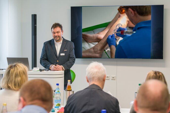 intros medical laser – lecturer of our Acadamy leads a workshop