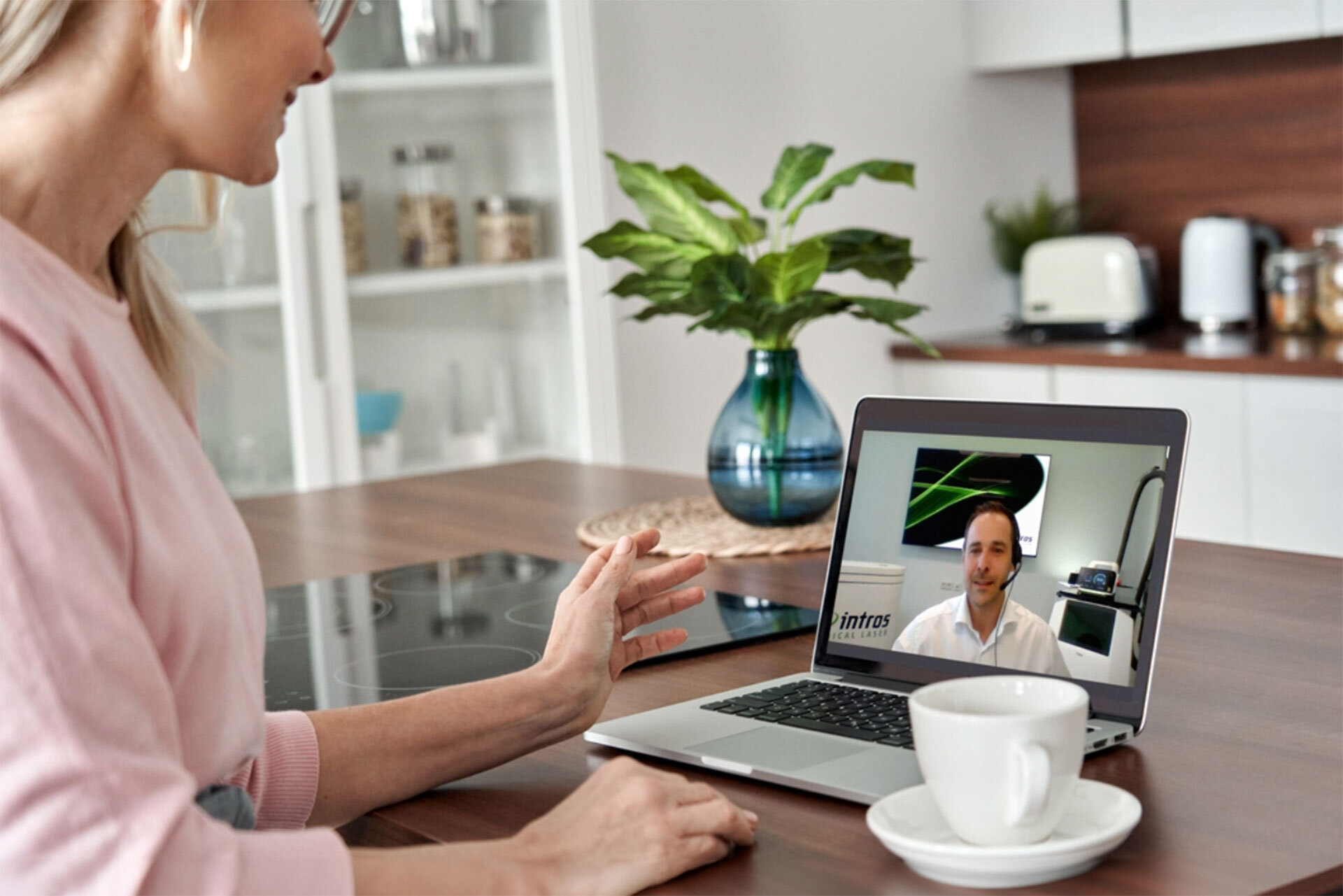 Ärztin zuhause am Laptop im intros Webinar