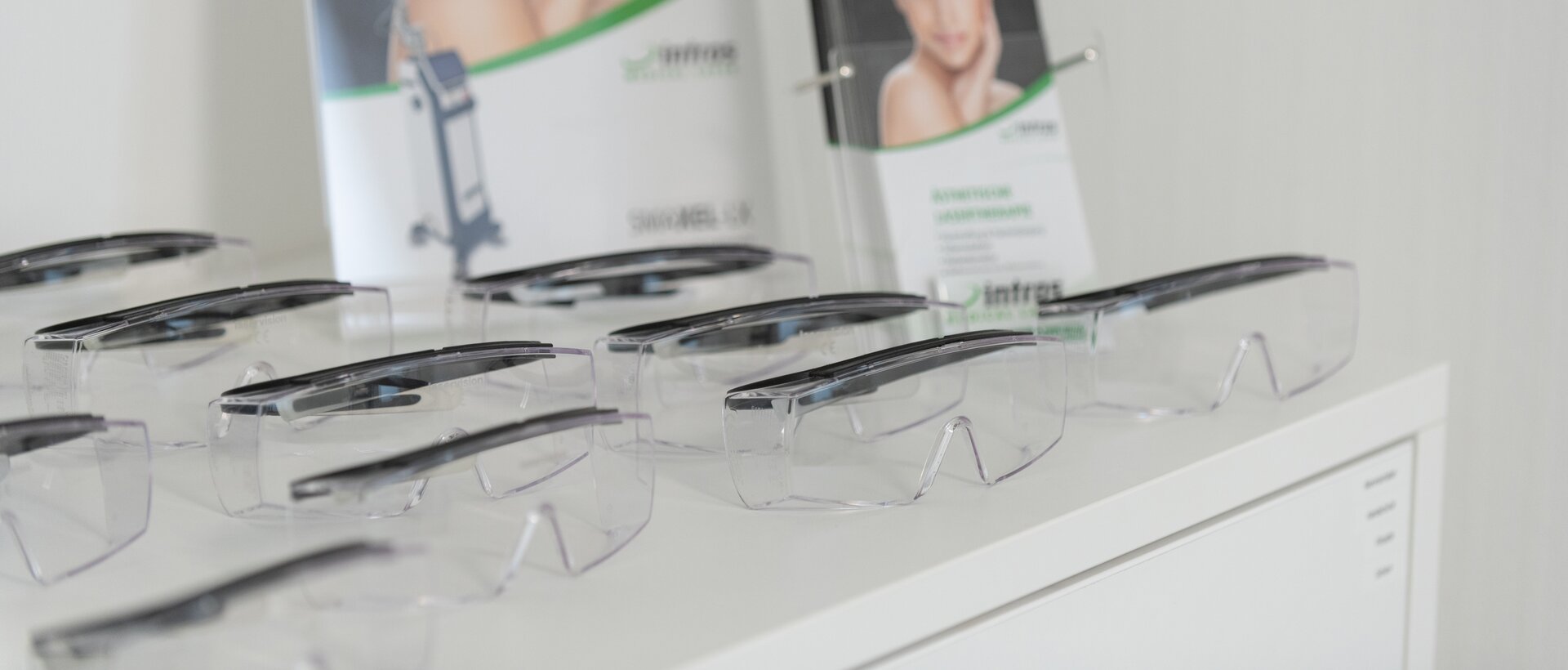 Prospekte und Laserschutzbrillen des Laserherstellers intros Medical Laser aus Thüringen