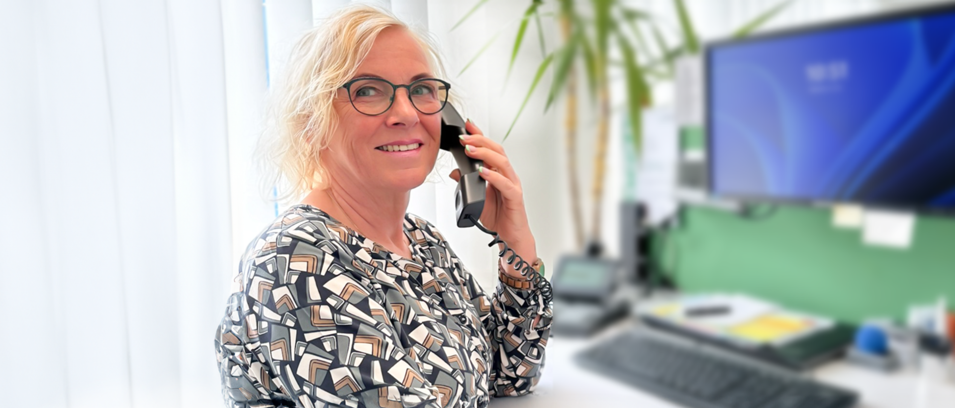 intros Mitarbeiterin am Telefon