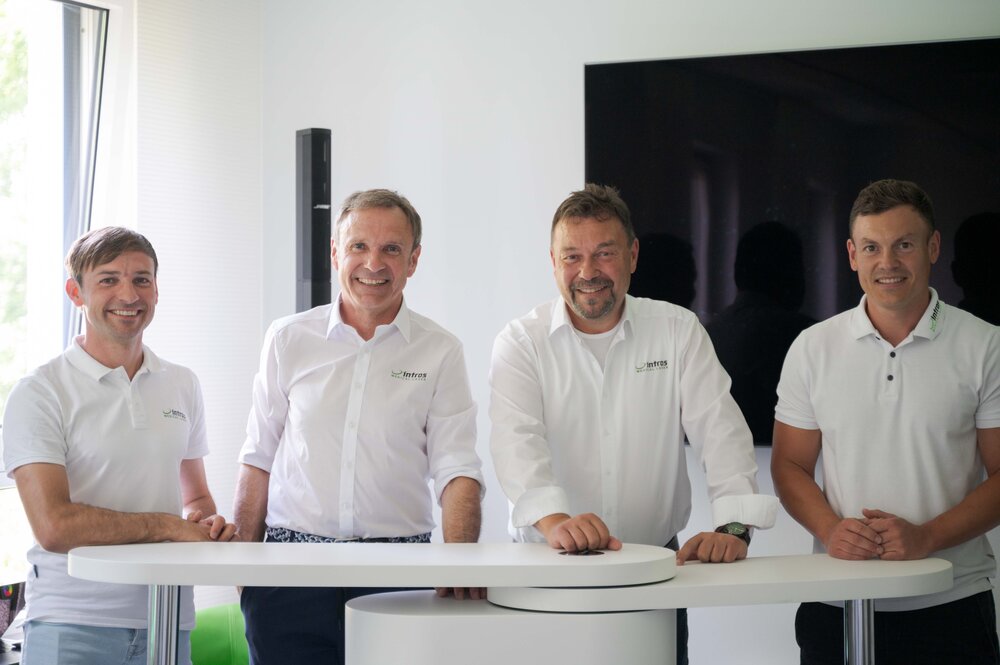 Geschäftsführung von intros Medical Laser an einem Stehtisch in einem hellen Raum