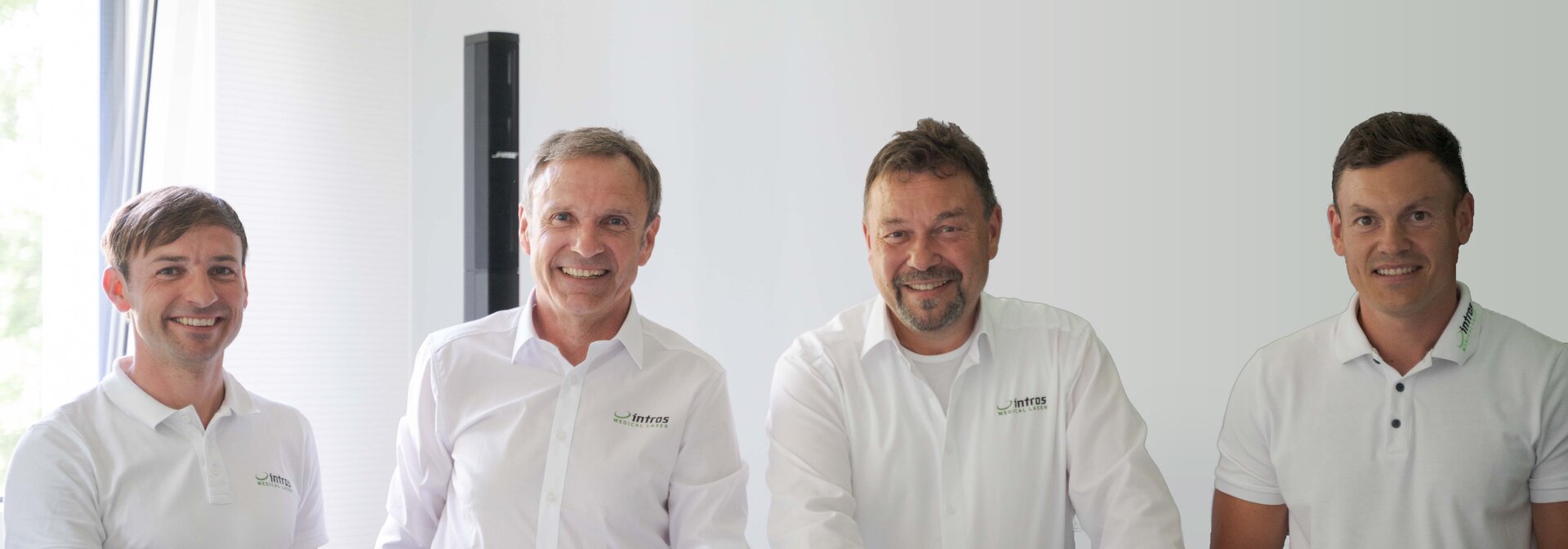 Geschäftsführung von intros Medical Laser an einem Stehtisch in einem hellen Raum