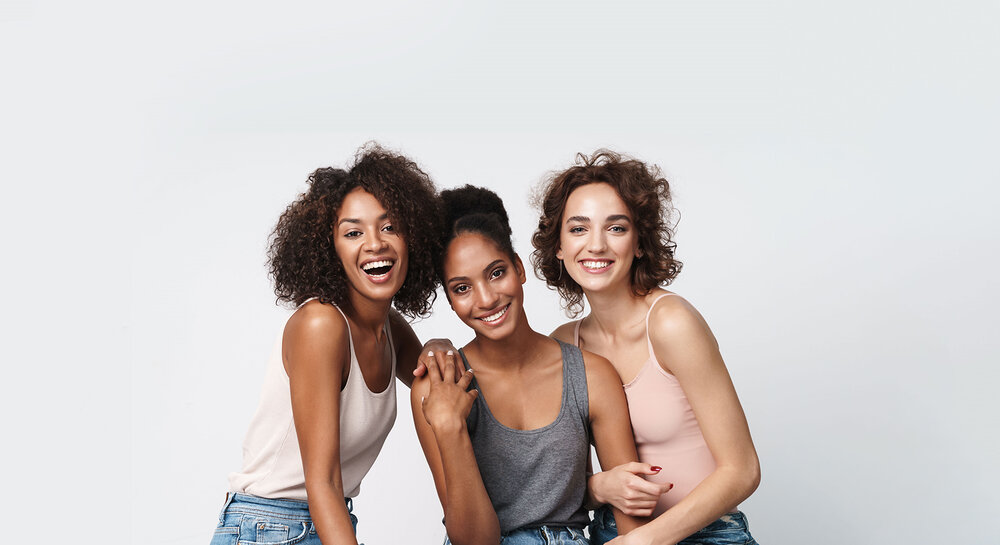 Gruppe glücklicher junger Frauen
