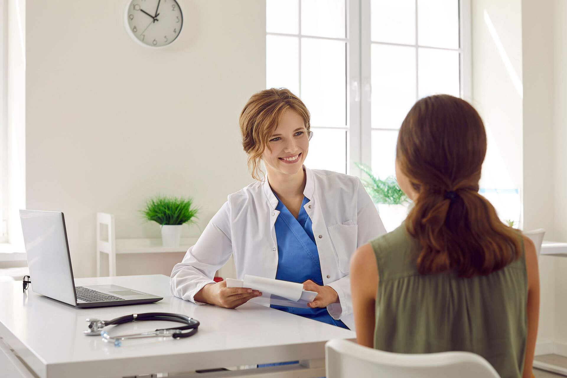 Ärztin und Patientin im Beratungsgespräch in der Praxis